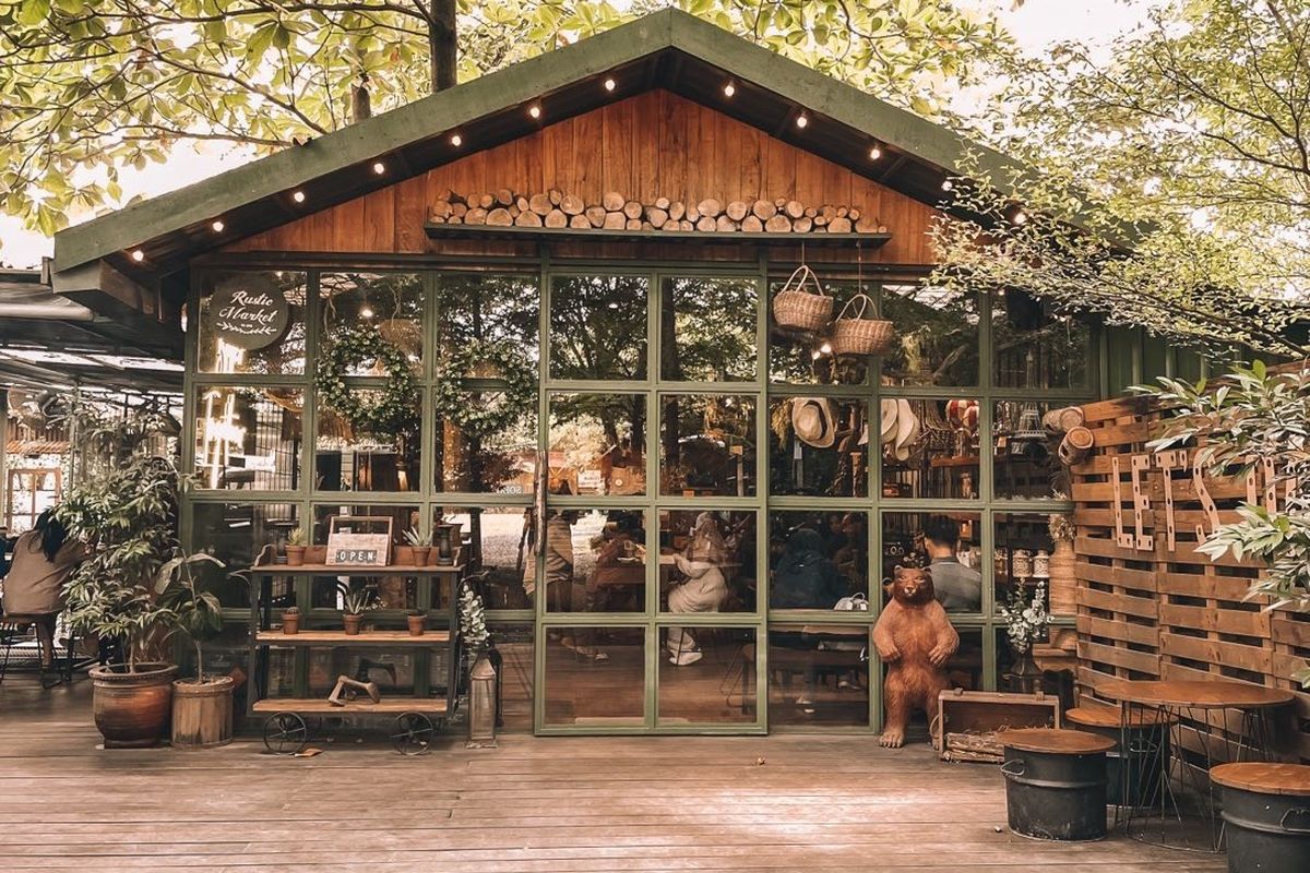 Tempat kulineran di Rustic Market Forest Tree.