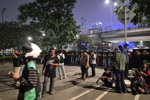 Gas Air Mata Ditembakkan di Depan DPR, Massa Demo Berlarian hingga Pejompongan Jakpus