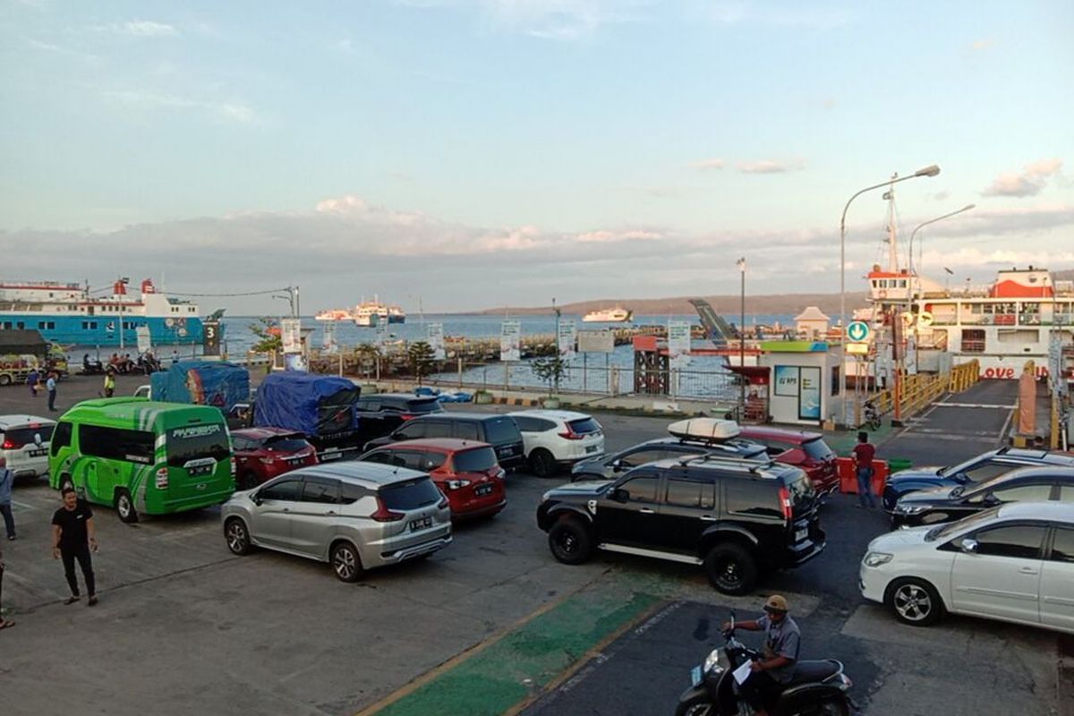 Aktivitas di Pelabuhan ASDP Ketapang Banyuwangi 