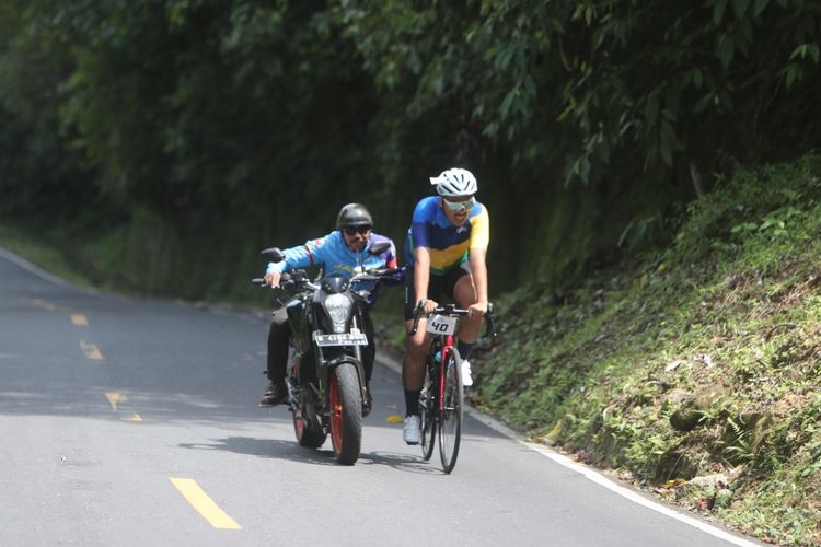 Peserta Cycling De Jabar 2022 yang didorong marshal ketika melalui jalur menanjak di Ciletuh, Sukabumi, Jawa Barat, Sabtu (27/8/2022).