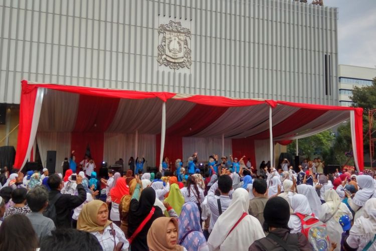 Kawasan Balai Kota DKI Jakarta dan sekitarnya terpantau sudah dipadati warga pada Senin (16/10/2017). Mereka adalah warga yang datang untuk menghadiri pesta rakyat menyambut Gubernur dan Wakil Gubernur DKI Jakarta yang baru, Anies Baswedan dan Sandiaga Uno. 