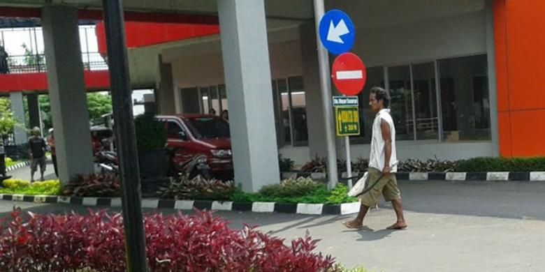 Pemuda mengidap kelainan jiwa mengamuk di Sukoharjo,Selasa (21/4/2015).