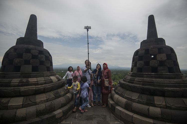 Wisatawan melakukan swafoto di Candi Borobudur, Magelang, Jawa Tengah, Rabu (29/11/2017). Candi ini termasuk salah satu dari 4 lokasi wisata yang menjadi prioritas percepatan pembangunan, sebagaimana Presiden Jokowi menargetkan kunjungan wisatawan pada 2019 mencapai 20 juta orang dan pergerakan wisatawan nusantara 275 juta, serta indeks daya saing pariwisata berada di ranking 30 dunia.
