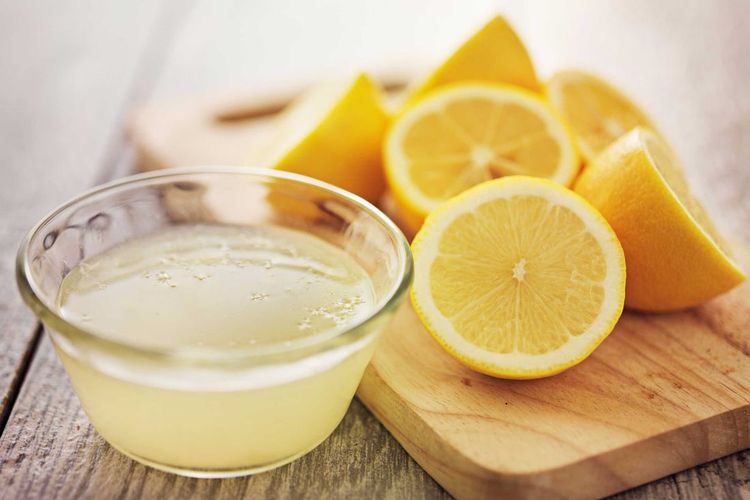 Ilustrasi buah lemon. Buah lemon 58 gram mengandung lebih dari 30 mg vitamin C. Manfaat buah ini meliputi mengontrol tensi, mencegah stroke, dan menjaga kesehatan kulit. 