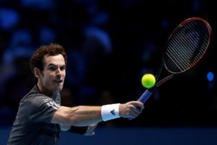 Petenis Inggris, Andy Murray, mengembalikan bola ke arah petenis Kanada, Milos Raonic, pada laga Grup B ATP World Tour Finals di O2,London, Selasa (11/11/2014).