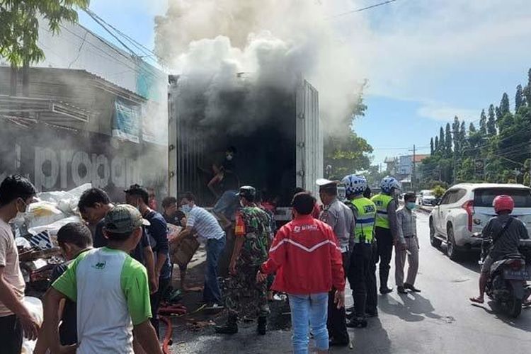 Kondisi truk jasa pengiriman paket saat terbakar di Jalan Raya Pantura Situbondo, Sabtu (16/4/2022). (Surya.co.id/Izi Hartono)