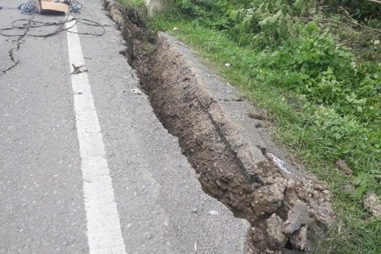 Tanah bergerak terjadi di jalan Trans Sulawesi Desa Salu Paremang, Kecamatan Kamanre, Kabupaten Luwu, Sulawesi Selatan, nyaris ambles ke sungai., Selasa (13/07/2021)