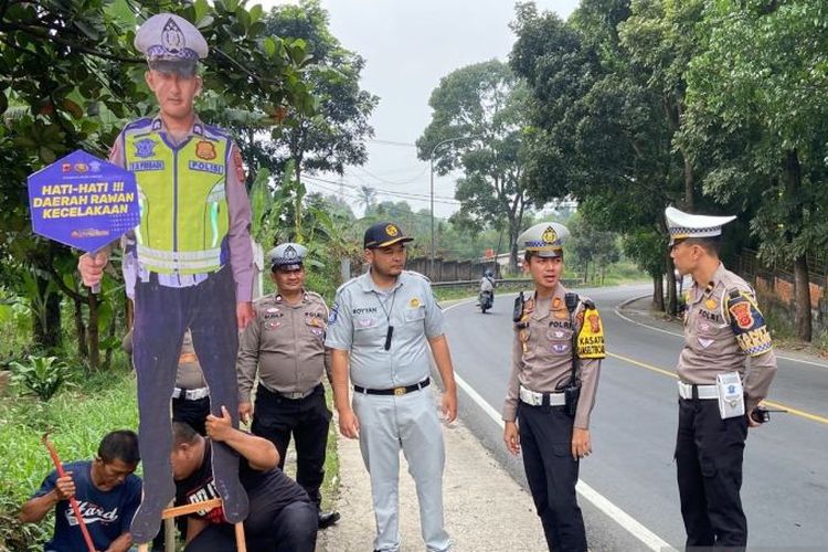 Satlantas Polres Cianjur, Jawa Barat, Minggu (2/6/2024), memasang patung polisi di delapan titik rawan terjadi kecelakaan di sepanjang jalur utama Cianjur untuk mengingatkan pengendara agar berhati-hati dan waspada saat melintas. 