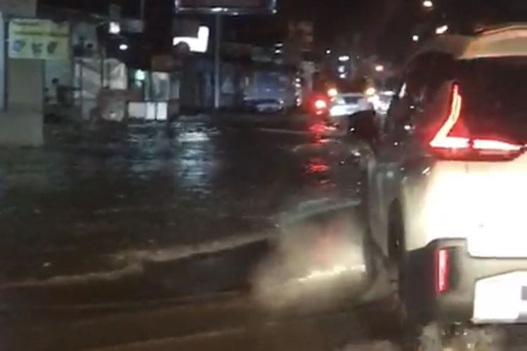 Banjir di Simpang Mampang-Kodim, Pancoran Mas, Kota Depok, Jawa Barat pada Sabtu (24/10/2020) malam.