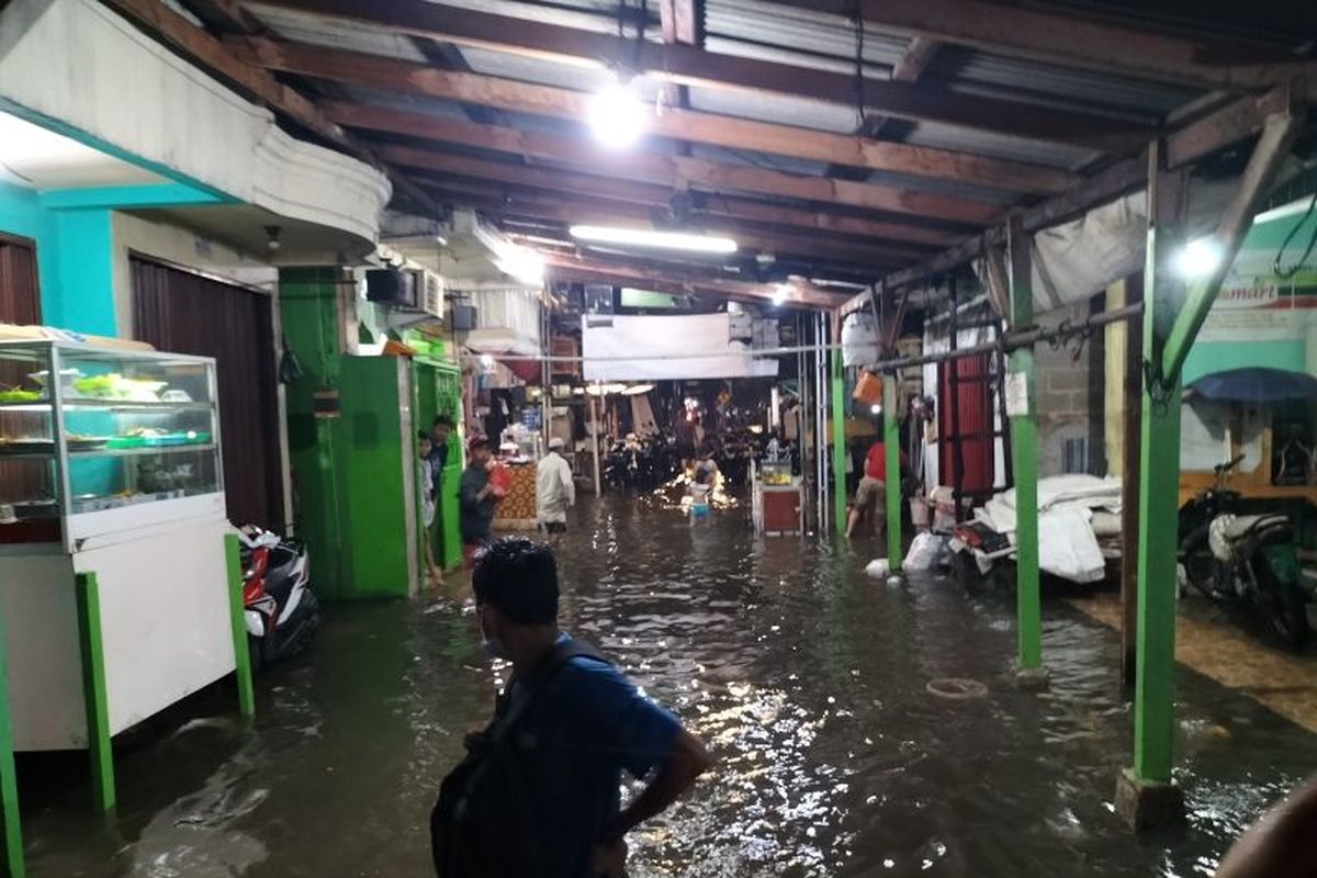 Kawasan permukiman Duri Kepa, Jakarta Barat terendam banjir, Selasa (5/4/2022). ANTARA/Walda.