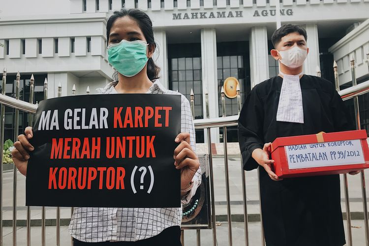Anggota Indonesia Corruption Watch (ICW) menggelar aksi teatrikan di depan Gedung Mahkamah Agung (MA), Jalan Medan Merdeka Utara, Senin (8/11/2021). Aksi itu dilakukan untuk mengkritisi putusan MA yang mencabut pasal terkait pengetatan remisi koruptor pada PP Nomor 99 Tahun 2012. 