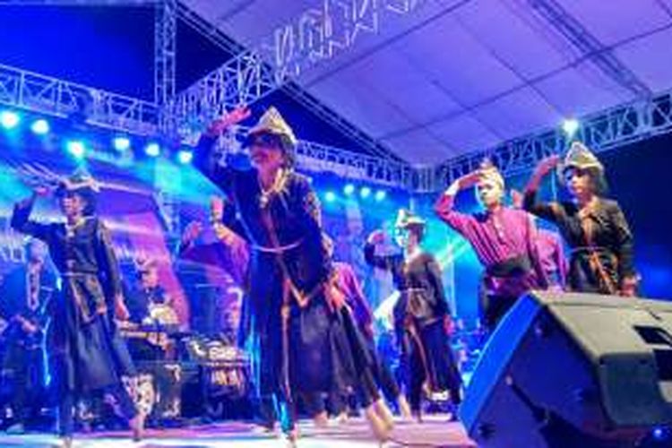 Para remaja Kabupaten Dairi, Sumatera Utara, menampilkan Tarian Merjuma yang mendeskripsikan aktivitas bertani dalam acara Festival Danau Toba 2016 di Muara, Tapanuli Utara, Sumatera Utara, Sabtu (10/9/2016) malam.