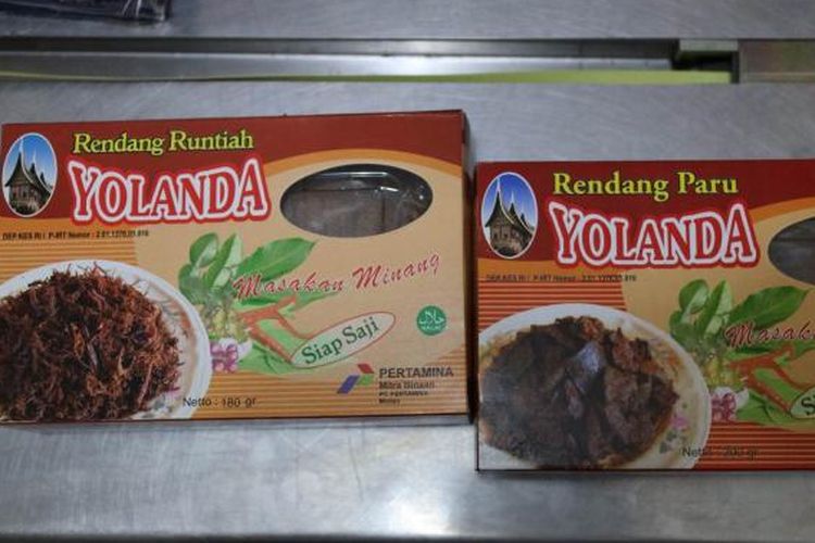 Salah satu tempat yang menyediakan oleh-oleh rendang dapat ditemui di Bandara Internasional Minangkabau. Rendang yang dijual di bandara beragam. Ada rendang basah  dan rendang kering. Ada rendang telur, rendang paru, ada juga rendang runtiah yang berupa daging yang disuwir-suwir.