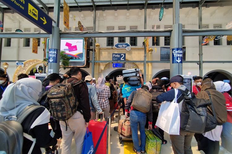 Suasana area keberangkatan Stasiun Pasar Senen, Jakarta Pusat, pada Senin (17/4/2023). (KOMPAS.com/XENA OLIVIA)