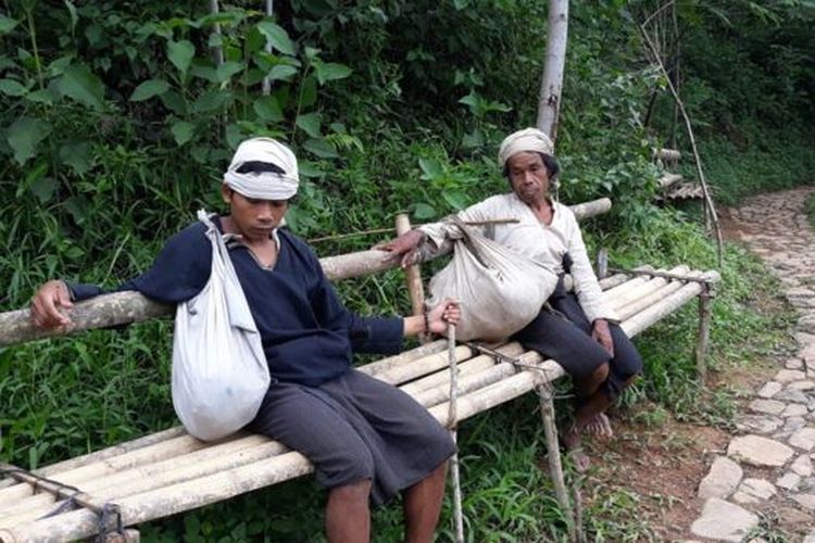 Warga Baduy biasa menggunakan tas dari ka