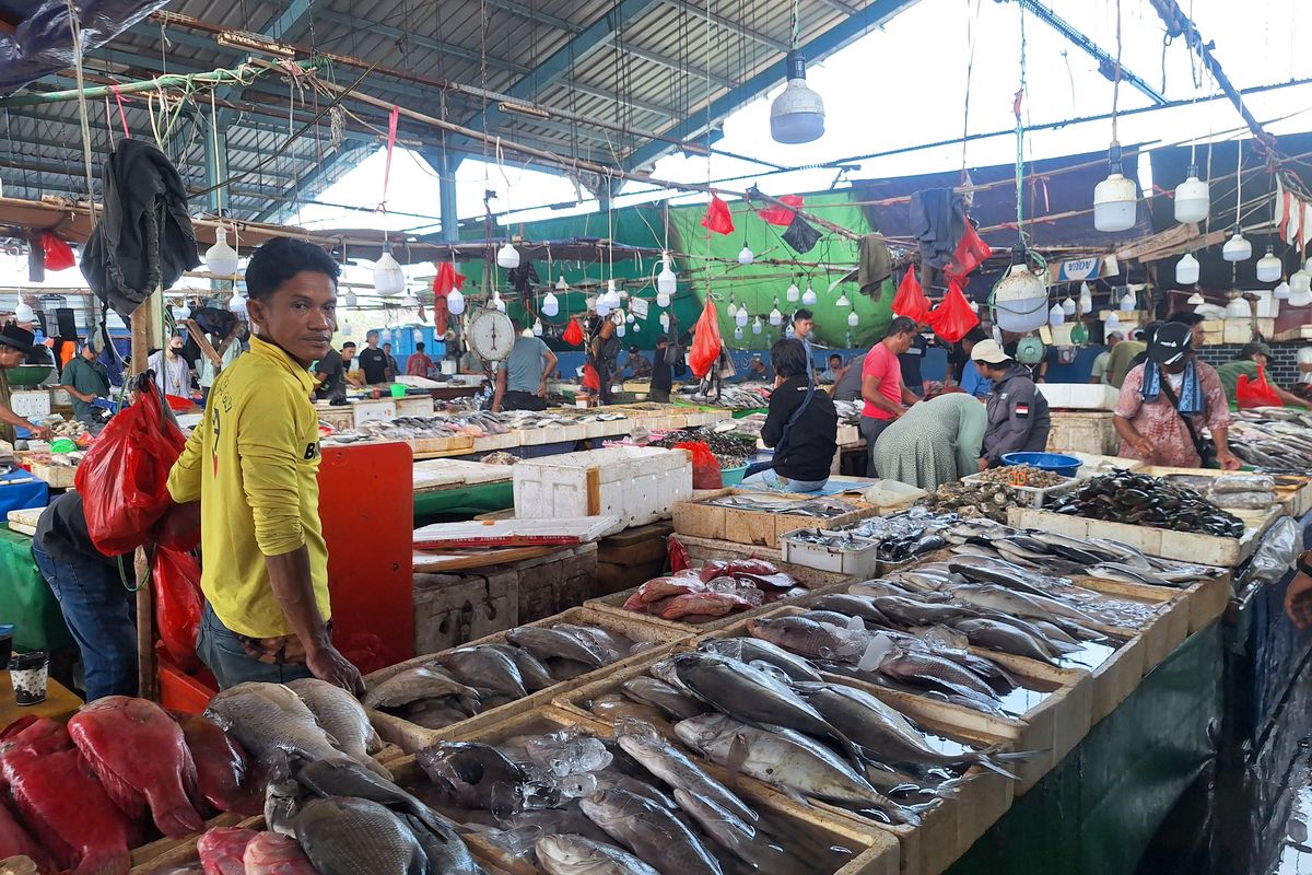 Omzet Pedagang Pasar Muara Angke Turun imbas Banjir Rob