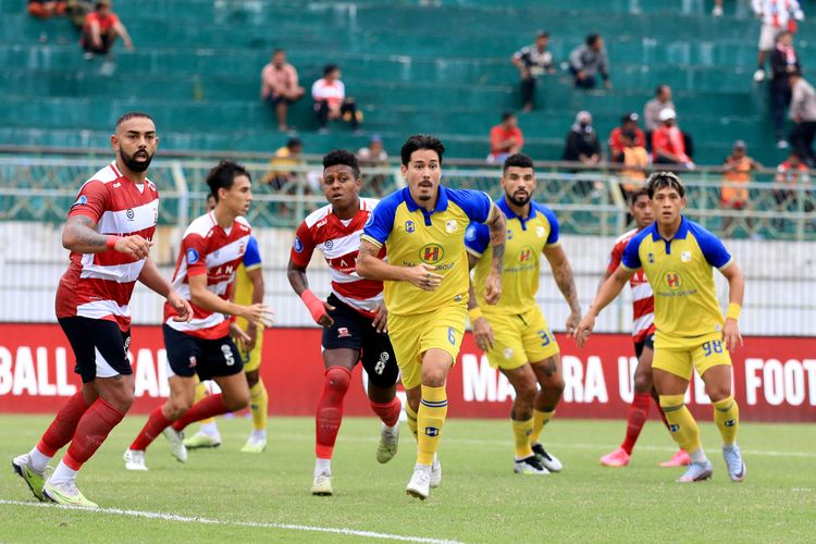 Suasana pada laga Madura United vs Barito Putera dalam lanjutan laga Liga 1 2023 di Stadion Gelora Bangkalan Madura, Minggu (10/12/2023.