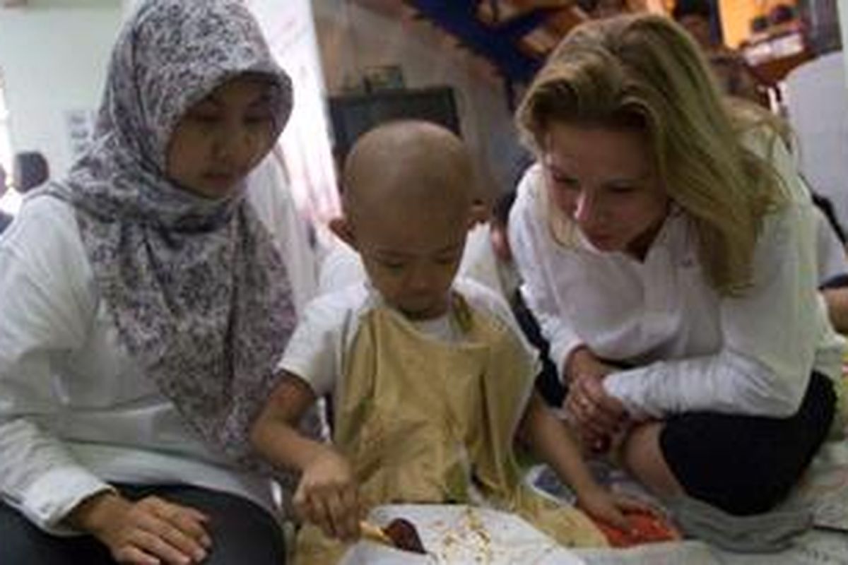 Cammie Rice, GE VolunteerGlobal Growth & Operation, yang sedang melakukan kunjungan ke Indonesia, berinteraksi langsung dengan anak-anak penderita kanker di YAI saat membatik, menyanyi dan menari. 