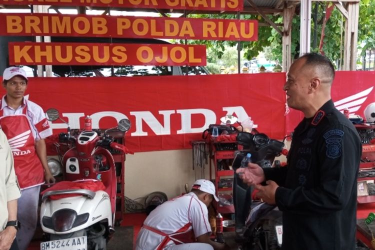 Brimob Buka Bengkel Gratis Khusus Ojol di Pekanbaru, Pengemudi: Sangat Terbantu