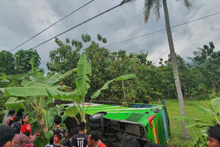 Bus Maju Lancar terguling di Kapanewon Nglipar, Gunungkidul Minggu (13/2/2022)