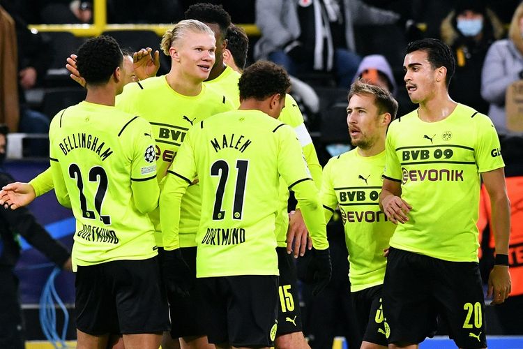 Striker Dortmund Erling Haaland merayakan kemenangan timnya pada pertandingan Grup C Liga Champions Borussia Dortmund vs Besiktas di Dortmund, Jerman, pada 7 Desember 2021.