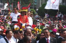Jokowi dan JK Tersenyum di Bawah Terik Matahari