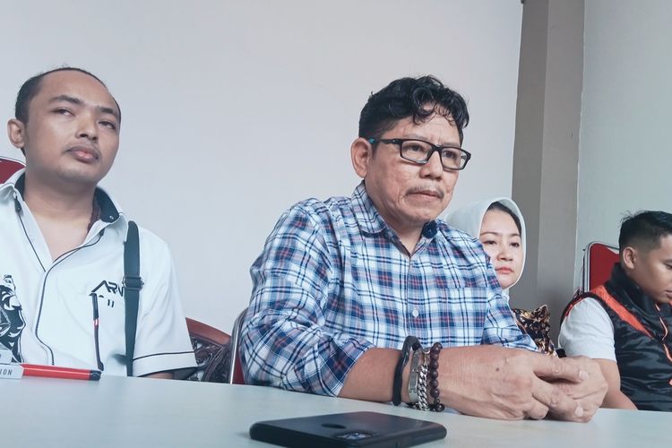 Ayah BNY, Benny Yusuf Nurdin didampingi sang istri Jane Riatri Timbonga saat diwawancarai awak media di kediamannya di perumahan Taman Goysen, Jalan Aroepala, Kota Makassar, Sulsel, Selasa (30/5/2023)