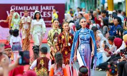 Meriah, Fashion Lorong Bambu Jadi Pembuka Banyuwangi Batik Festival 2025
