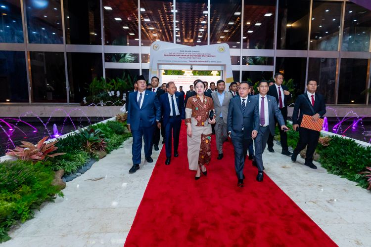 Wakil Ketua DPR RI Adies Kadir (kanan), saat menghadiri rangkaian pembukaan Konferensi ke-19 Parliamentary Union of the OIC Member States (PUIC) di Gedung DPR RI, Jakarta. Foto: Des/vel