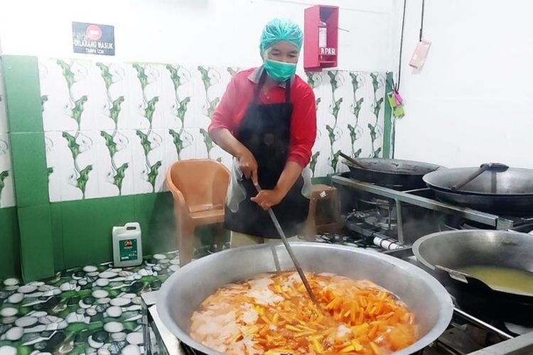 Proses produksi makanan bergizi di katering RKP untuk mendukung program Makan Bergizi Gratis (MBG) yang dijalankan pemerintah. 