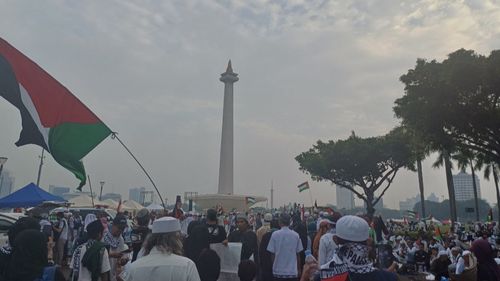 Peserta Aksi Munajat Kubro 212 Padati Monas, Berdoa untuk Kemerdekaan Palestina