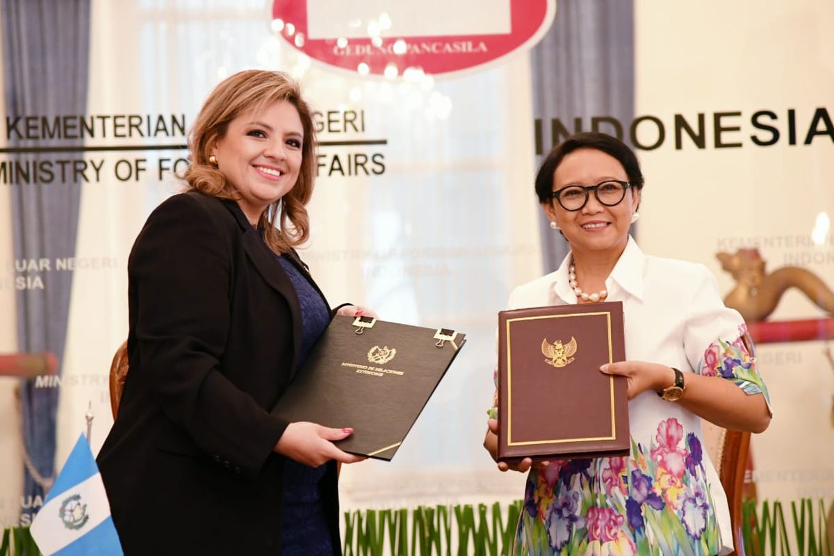 Menlu Indonesia Retno Marsudi dan Menlu Guatemala Sandra Erica Jovel Polanco menandatangani Memorandum Saling Pengertian mengenai Pembentukan Konsultasi Bilateral.