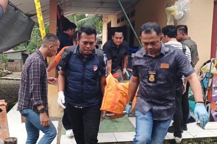 Wanita muda bernama Dea Permata Karisma (27) ditemukan tewas di kediamannya yang berada di Desa Jatimekar, Kecamatan Jatiluhur, Kabupaten Purwakarta, Jawa Barat, Selasa (12/8/2025) siang. 
