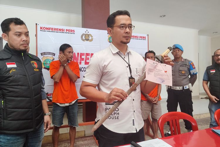 Polsek Pancoran Mas Kota Depok mengamankan seorang pria inisial IS (23) yang diduga membacok warga dengan pedang di Jalan Raya Citayam, Kelurahan Bojong Pondok Terong, Kecamatan Cipayung, Kota Depok, Jawa Barat.