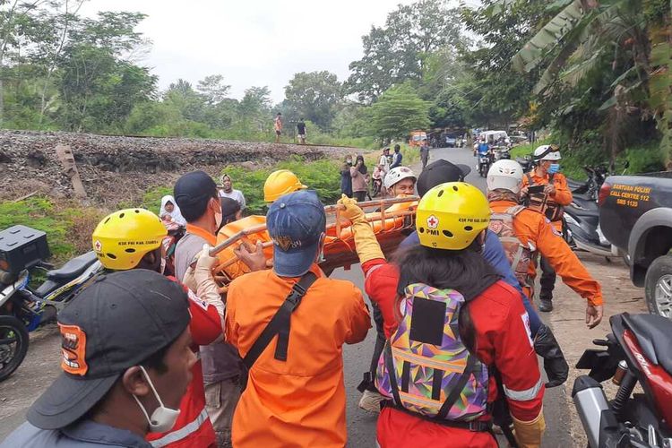 Petugas Kepolisian, BPBD dan TNI bersama warga sedang mengevakuasi tubuh pemuda yang loncat dari Jembatan Cirahong, Manonjaya, Kabupaten Tasikmalaya, Jawa Barat, Selasa (5/10/2021).