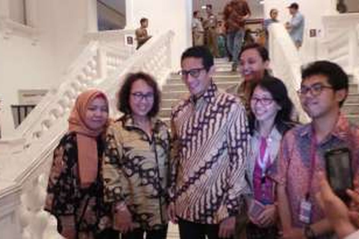 Bakal calon wakil gubernur DKI Jakarta Sandiaga Uno saat berfoto bersama pengurus PWI Jaya, pada acara Anugerah Jurnalistik MH Thamrin-PWI Jaya ke-42 Tahun 2015-2016, di Balai Kota DKI Jakarta, Senin (26/9/2016).