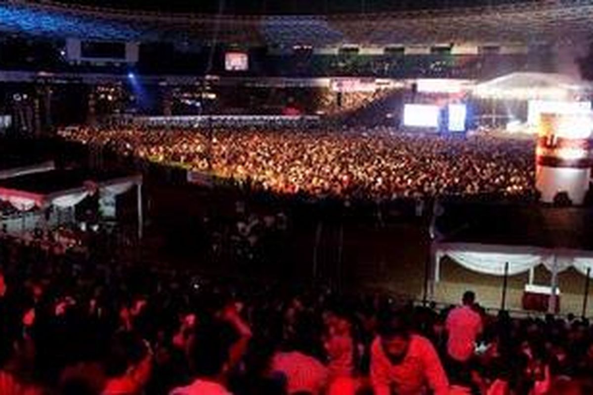 Umat Nasrani mengikuti ibadah perayaan Natal 2010 yang bertema "Mujizat Masih Ada" bersama Pdt. DR. Ir. Niko Njotorahardjo, di Stadion Utama Gelora Bung Karno, Jakarta, Jumat (24/12/2010) malam. Kegiatan ibadah ini digelar oleh Gereja Bethel Indonesia dan Healing Movement Ministry. 