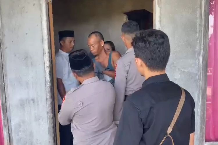 Seorang pemuda inisial inisial EN (Kepala Pelontos) tak berkutik saat ditangkap polisi di rumahnya di desa Liya Togo, Kecamatan Wangi-wangi Selatan, Kabupaten Wakatobi, Sulawesi Tenggara.