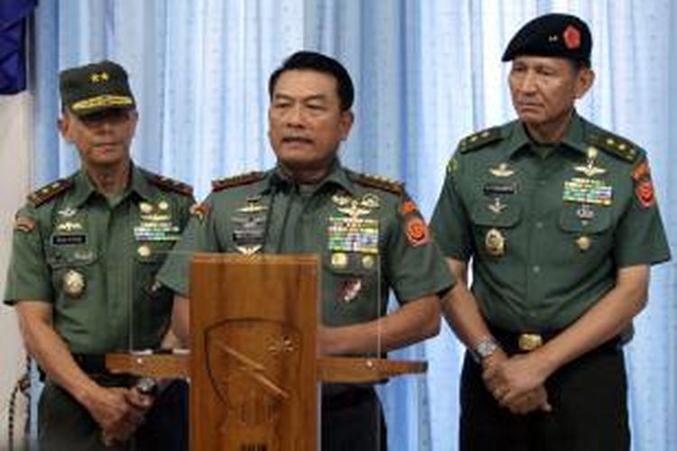 Panglima TNI Jenderal Moeldoko (tengah) menggelar jumpa pers terkait dugaan oknum bintara pembina masyarakat (babinsa) yang mengarahkan masyarakat memilih pasangan capres dan cawapres tertentu, di Pangkalan Udara Halim Perdanakusuma, Jakarta Timur, Minggu (8/6/2014). Moeldoko meminta publik tak resah dengan kasus tersebut dan menjamin TNI tetap netral, serta jalannya pilpres akan dikawal dengan baik.