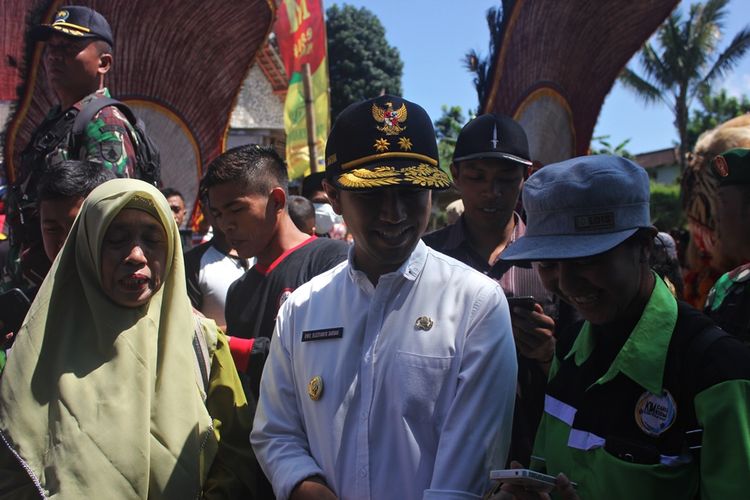 Sejumlah ibu ibu memanfaatkan kedatangan Wakil Gubernur Jawa Timur Emil Dardak di Kabupaten Magetan dalam rangka membuka secara resmi pelaksanaan TMMD tahun 2019.