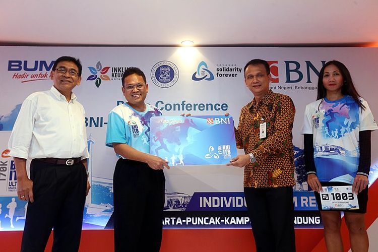 Vice President Hubungan Kelembagaan PT. Bank Negara Indonesia (BNI) Ahmad Salman (dua kanan) secara simbolis menyerahkan kartu BNI TapCash khusus BNI-ITB Ultra Marathon.
