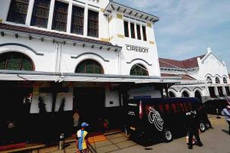 Stasiun Cirebon yang dibangun tahun 1911 dengan arsitektur yang masih dipertahankan hingga kini masih dioperasikan, Sabtu (7/12/2013).