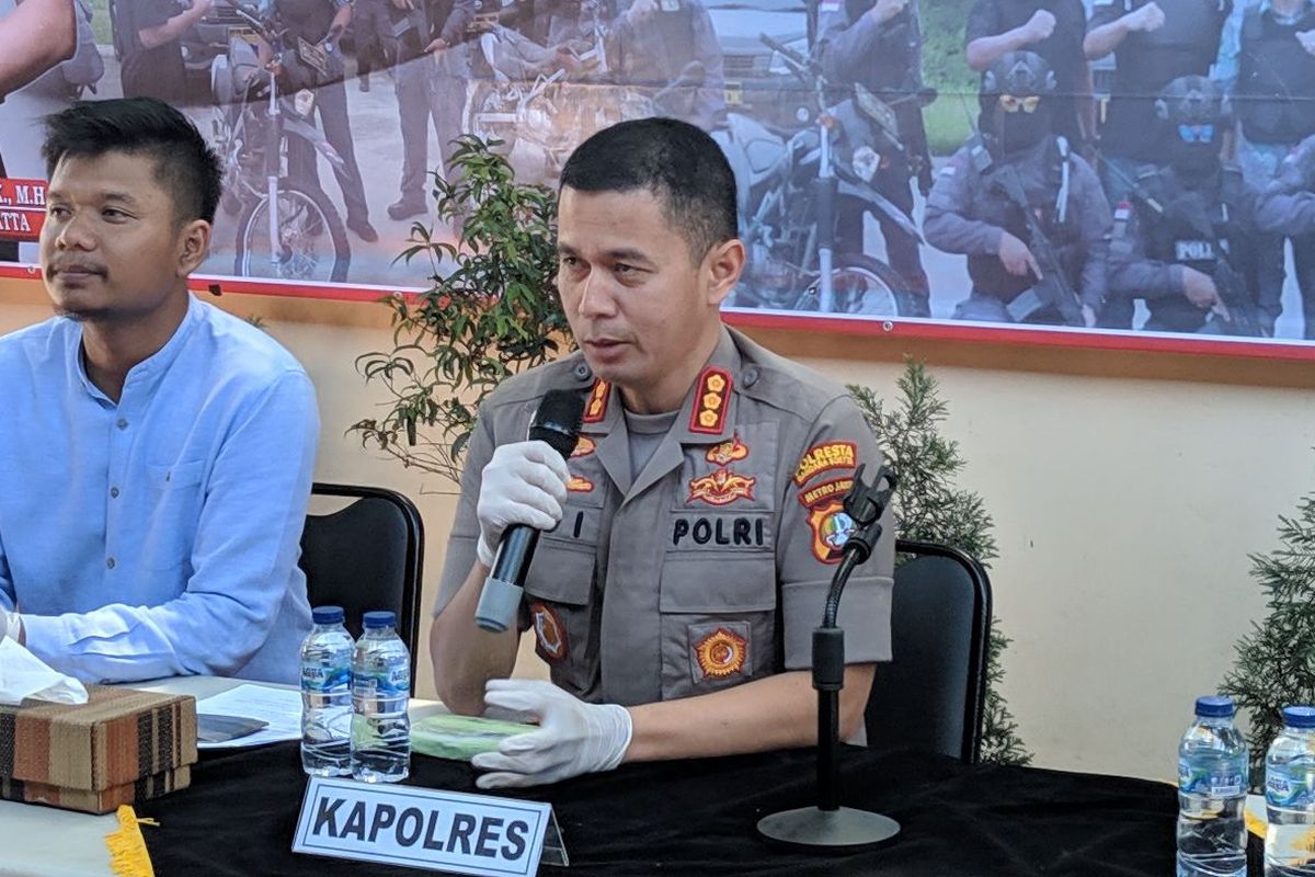 Kapolres Bandara Soekarno-Hatta Kombes Pol Adi Ferdian Saputra saat konferensi pers penangkapan sindikat jual beli BPKB di Polres Bandara Soekarno-Hatta, Selasa (10/3/2020)