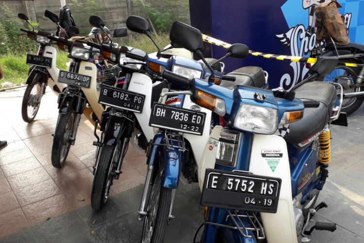 Deretan sepeda motor Honda Astrea dari berbagai model milik para anggota CDuck Astrea saat gelaran Otobursa Tumplek Blek 2018 di Kemayoran, Jakarta, Sabtu (21/7/2018).