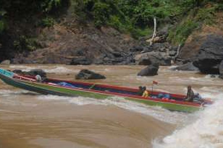 Satu satunya moda transportasi menuju wilayah Kecamatan Lumbis Ogong melalui sungai berjeram. Warga di wilayah perbatasan tersebut banyak ber KTP ganda karena tingginya ketergantungan terhadap Negara Malaysia dalam pemenuhan kebutuhan hidup.
