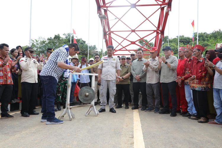 Kepala Bapenda Kalteng Anang Dirjo saat meresmikan Jembatan Tumbang Manjul, Kecamatan Seruyan Hulu, Kabupaten Seruyan, Minggu (24/11/2024).