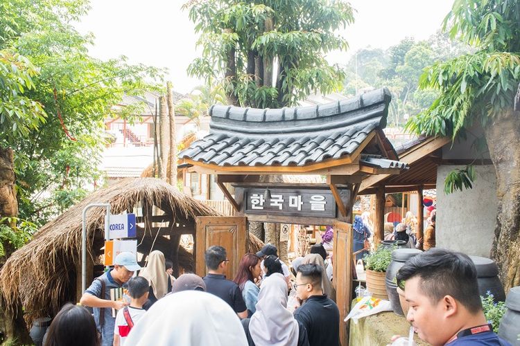 Gerbang untuk menuju miniatur desa Korea Selatan di Great Asia Afrika, Bandung, Jumat (17/1/2020).