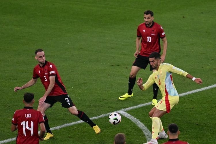 Penyerang Spanyol Ferran Torres (kuning) mencoba melakukan tembakan pada pertandingan Grup B UEFA Euro 2024 antara Albania vs Spanyol di Duesseldorf Arena di Duesseldorf pada 24 Juni 2024. (Foto oleh OZAN KOSE / AFP)