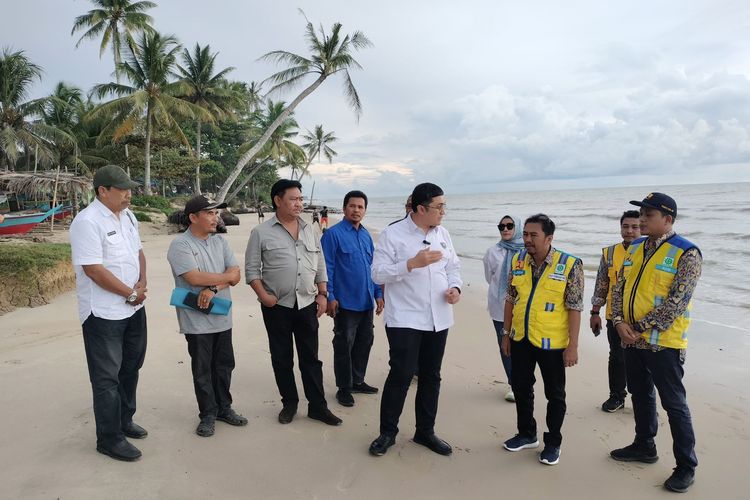 Staf Khusus Menteri Koordinator Bidang Infrastruktur dan Pembangunan Kewilayahan, Herzaky Mahendra Putra memperjuangkan pembangunan pengaman pantai Desa Matang Danau, Kecamatan Paloh, Kabupaten Sambas, Kalimantan Barat.