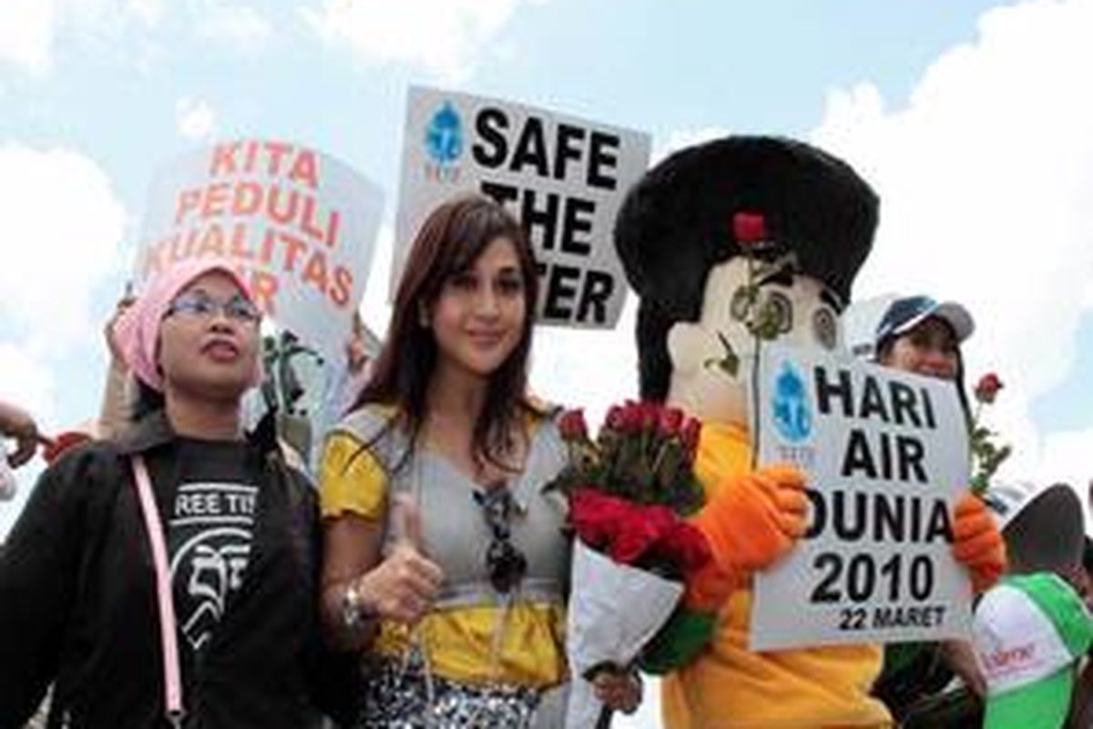 Paramitha Rusady (tengah) dalam kampanye peduli air bersih di Bundaran Hotel Indonesia, Jakarta, pada Hari Air Dunia, 22 Maret 2010. 
